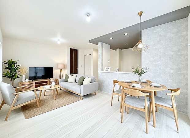 ご家族の賑やかな話し声で包まれる明るいリビング ※家具はCGです