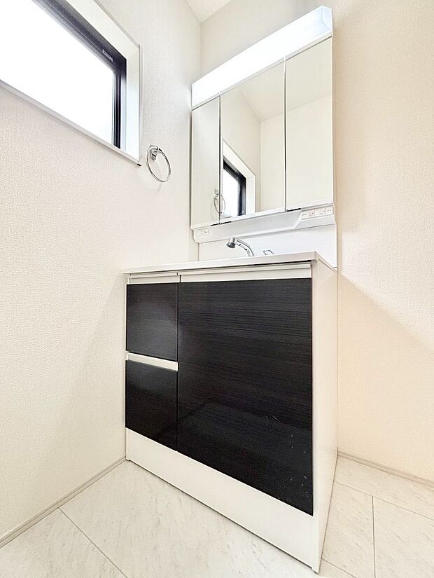 収納力と機能性に優れた洗面化粧台