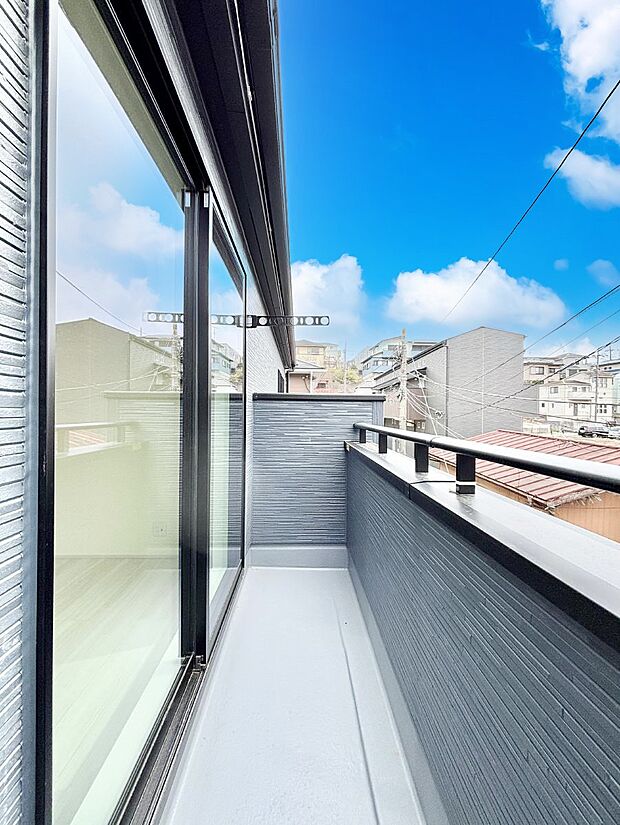 ゆったりバルコニーだから沢山お洗濯ものを干せます。