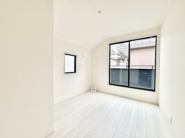 バルコニーが開放感をプラスしてくれる洋室