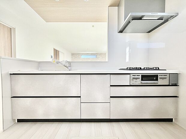 ◆2号棟◆~Kitchen~ 広くて使いやすいキッチンなら家族でいっしょに料理をつくったり、後片付けも手間なくできちゃいます♪収納もたっぷりあるので、いつもすっきりと清潔な印象を保てます。