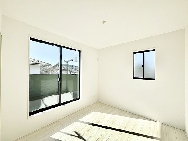 ◆2号棟◆~Bed Room~ 2面採光を確保した明るい室内は、風通しも良く、大変居心地の良い空間となっております。爽やかな風を感じて起きる朝は、快適生活の始まりに!日当たりや通風がとても良い住まい♪
