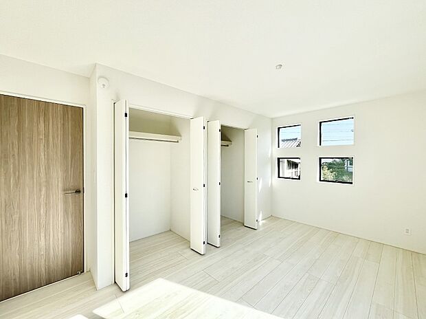 ◆2号棟◆~Bed Room~ 全居室には収納クローゼットを完備!普段使いのお洋服や小物はもちろん、季節物のお洋服などもしっかりと整理整頓おしまい頂けます。 居室空間を広く使用できますね。