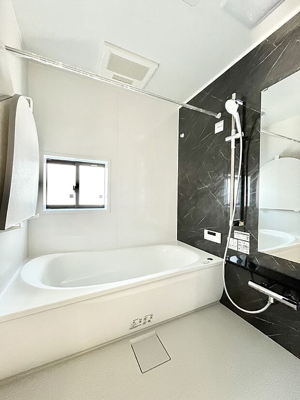 ◆2号棟◆~Bath Room~ 窓付きのバスルームは、採光もあり明るく気持ちの良い空間です。窓があることで、換気環境も良好。ゆったり寛げるバスルームで、毎日のバスタイムが楽しみになりそうです。