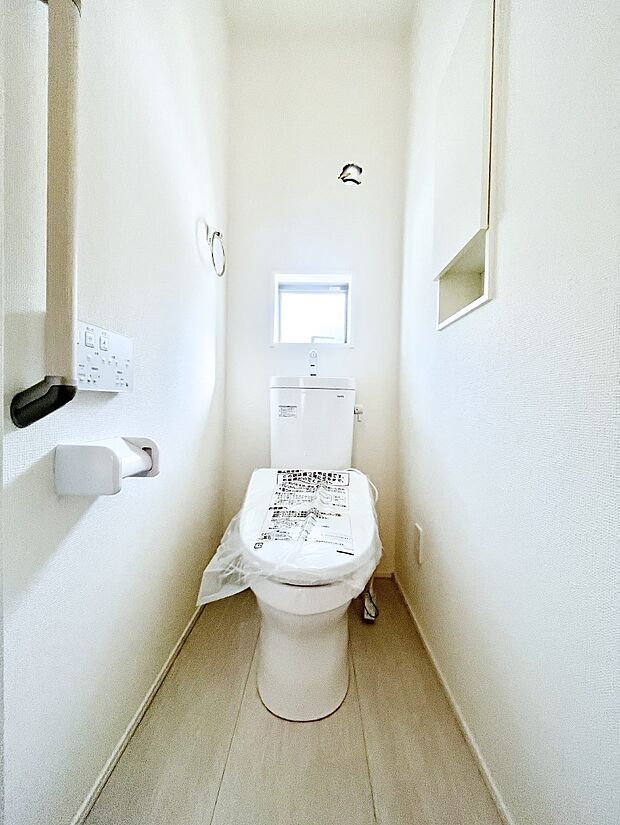 ◆2号棟◆〜Toilet〜　清潔感のある水回り♪トイレはウォシュレット付きです◎トイレは毎日使わざるを得ないもの。いつも清潔を保ちたいですね。トイレが2ヶ所あるので朝の混雑時に便利です！