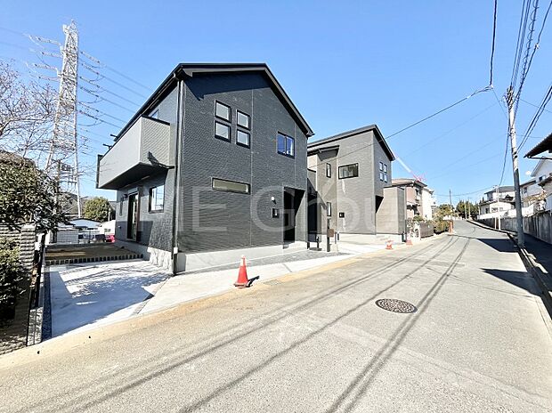 ~Exterior~ 前面道路: 東 6.93m 公道 前面道路は閑静な住宅地をはしる車通りの少ない道路。駐車の出し入れもらくらくです!ご不明点・現地見学のご希望は、お気軽にお問い合わせください!