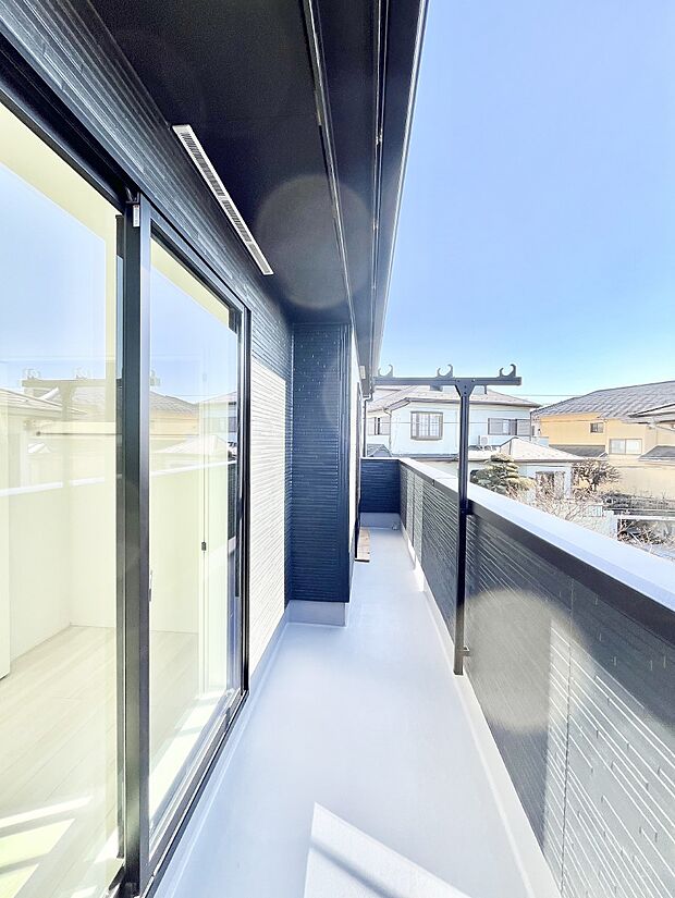 ◆2号棟◆~Balcony~ 南向きのバルコニーの前には雲以外に太陽を遮るものがありません。お洗濯物も乾きやすく、何より明るく気持ちのいい光が入ってきます。使いやすく開放的なバルコニーです♪
