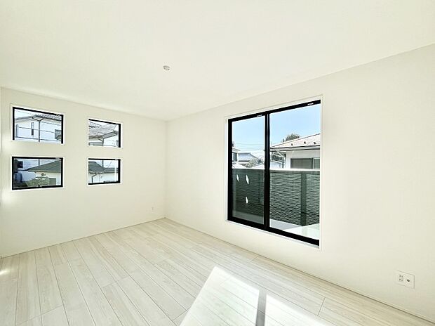 ◆2号棟◆〜Bed Room〜  「今日も一日お疲れ様」とご夫婦でゆったりくつろげる寝室。  毎日の家事やお仕事に疲れた日はフカフカのベットで癒されてください。テレビや本棚をおいても快適な広さが自慢♪