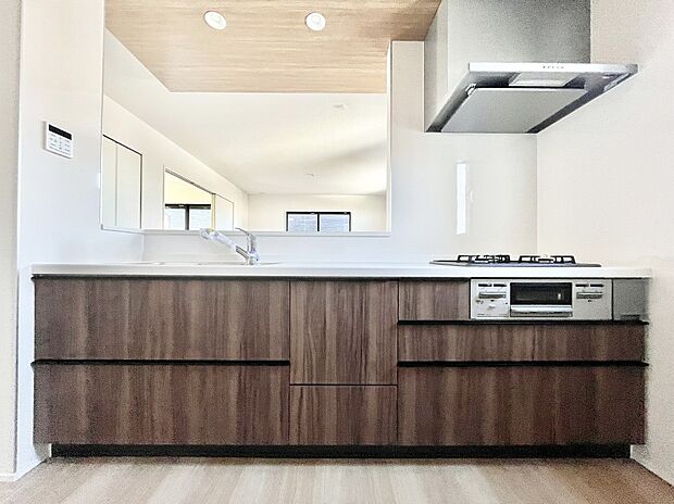 ◆1号棟◆〜Kitchen〜　広くて使いやすいキッチンなら家族でいっしょに料理をつくったり、後片付けも手間なくできちゃいます♪収納もたっぷりあるので、いつもすっきりと清潔な印象を保てます。