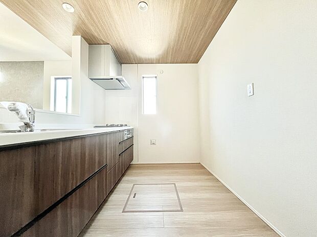 ◆1号棟◆~Kitchen~ 自然光が入る窓のあるキッチン☆毎日使う場所だからこそ、使い勝手を考慮しました。ゆったりとしたキッチンコーナーは質感豊かな仕上がりとなっております。