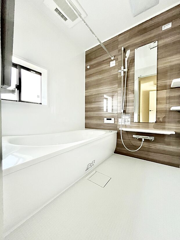 ◆1号棟◆~Bath Room~ 足を伸ばして入浴することが可能!一日の疲れを癒す貴重なバスタイムです。お子様とご一緒でも十分な広さなので、リビングとは違った家族団欒のひと時をお楽しみいただけます。