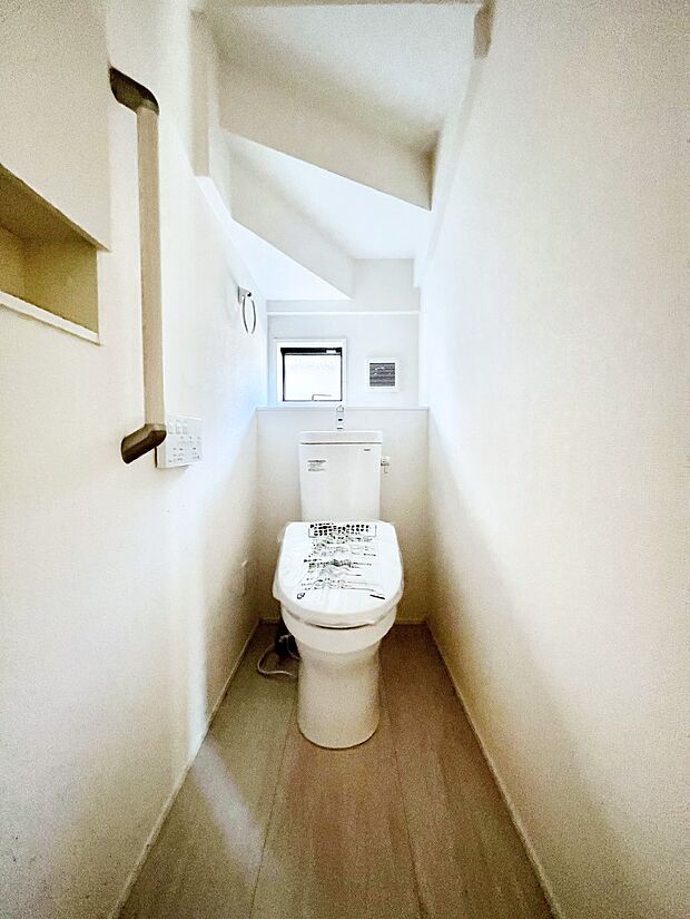 ◆1号棟◆~Toilet~ 綺麗・スッキリ・快適なウォシュレット付トイレでくつろげる空間です。採光もあり明るく、快適空間となっております♪毎日使う場所だからこその配慮です!
