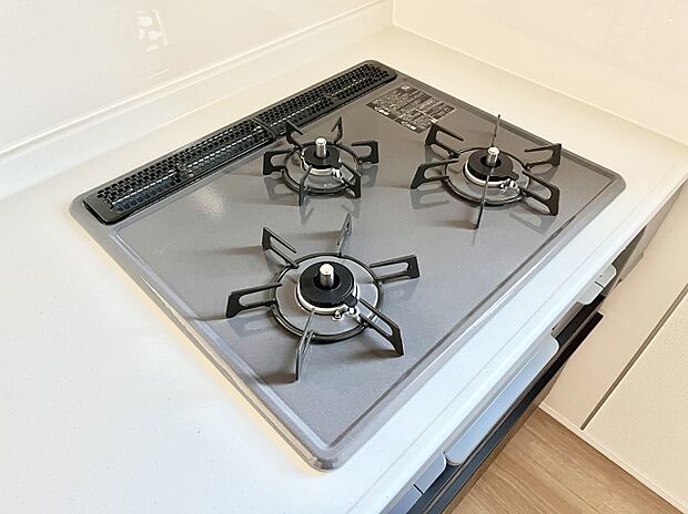 ◆1号棟◆ガスコンロはＳｉセンサー搭載。火力調節や焦げ付き・消し忘れも防いでくれます。