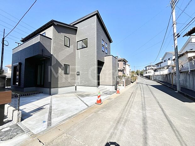 〜Exterior〜　前面道路： 東 6.93m 公道　前面道路は閑静な住宅地をはしる車通りの少ない道路。駐車の出し入れもらくらくです！ご不明点・現地見学のご希望は、お気軽にお問い合わせください！