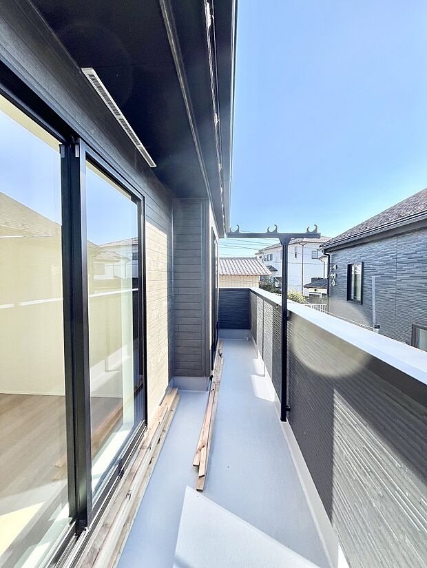 ◆1号棟◆〜Balcony〜　南向きのバルコニーの前には雲以外に太陽を遮るものがありません。お洗濯物も乾きやすく、何より明るく気持ちのいい光が入ってきます。使いやすく開放的なバルコニーです♪