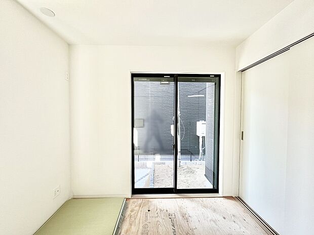 ◆1号棟◆~Japanese Room~ LDK隣接の和室は、アイロンがけなど奥様の家事スペースとして、また小さなお子様のいるご家庭ではお昼寝やおむつ替えの場としてご活用いただけます。