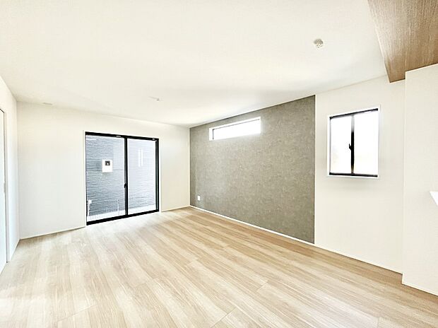 ◆1号棟◆~Living~ 飽きの来ないシンプルでおしゃれなLDK。大きな窓から日差しが差し込むので室内も明るく、家族の憩いの場としてピッタリです。開放感と日当たりの良さを是非ご覧ください!