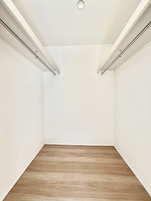 ◆1号棟◆〜Walk-in Closet〜　たくさんの洋服をかけてもシワになりにくいウォークインクローゼット。洋服以外にも、普段使わない家電やスーツケース、ストック品など何でも片付く嬉しい空間です。