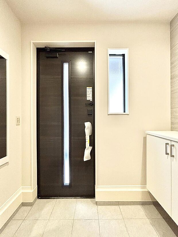 ◆1号棟◆~Entrance~ 家の中でお客様を迎える最初の場所である玄関は、家の印象そのものです!豊富な玄関収納で、常に綺麗に保つことが出来ます♪玄関にはたっぷり収納の下駄箱を完備!