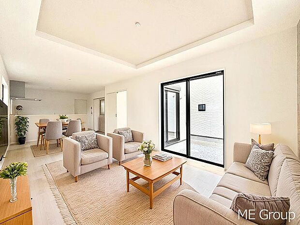 ◆1号棟◆~Living~ 家族の会話や笑顔が行き交うリビングです。大きなソファやダイニングテーブルでゆったり食事をしたりくつろぎたい♪そんな夢が叶えられる空間です!※家具はCGです