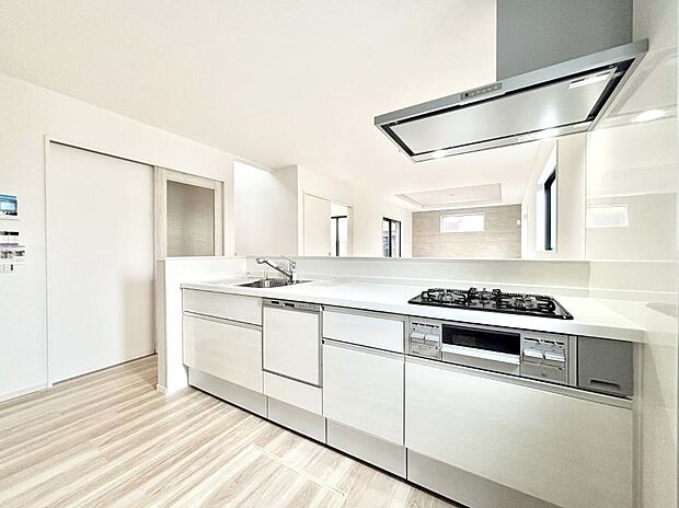 ◆1号棟◆~Kitchen~ 会話が弾むリビング、料理が愉しくなるキッチン。家は、ただ生活する場ではなく、暮らしを愉しく、快適にする場所。笑顔の毎日、安らぎの日々のために、最新の設備・仕様を採用。