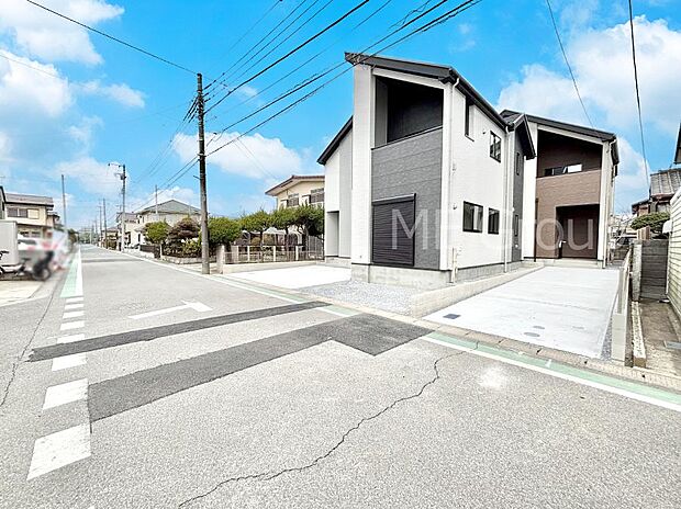 ~Exterior~ 前面道路:南西 5.9m 公道 前面道路は閑静な住宅地をはしる車通りの少ない道路。駐車の出し入れもらくらくです!ご不明点・現地見学のご希望は、お気軽にお問い合わせください!