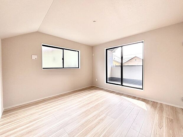 ◆1号棟◆~Bed Room~ 「今日も一日お疲れ様」とご夫婦でゆったりくつろげる寝室。 毎日の家事やお仕事に疲れた日はフカフカのベットで癒されてください。テレビや本棚をおいても快適な広さが自慢♪