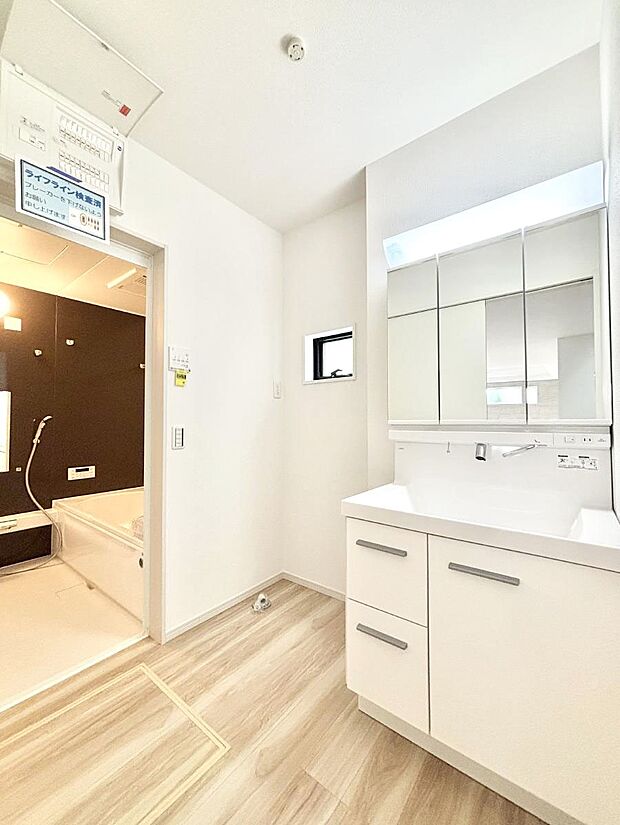 ◆1号棟◆清潔感のある快適空間です。毎日の身支度も気持ち良くお使い頂けます。