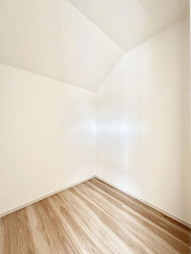 ◆1号棟◆~Walk-in Closet~ たくさんの洋服をかけてもシワになりにくいウォークインクローゼット。洋服以外にも、普段使わない家電やスーツケース、ストック品など何でも片付く嬉しい空間です。