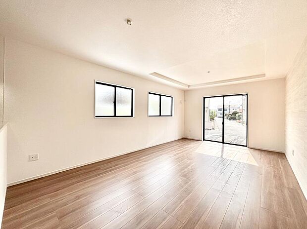 ◆2号棟◆~Living~ 飽きの来ないシンプルでおしゃれなLDK。大きな窓から日差しが差し込むので室内も明るく、家族の憩いの場としてピッタリです。開放感と日当たりの良さを是非ご覧ください!