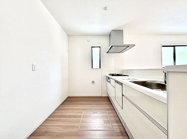 ◆2号棟◆~Kitchen~ 自然光が入る窓のあるキッチン☆毎日使う場所だからこそ、使い勝手を考慮しました。ゆったりとしたキッチンコーナーは質感豊かな仕上がりとなっております。