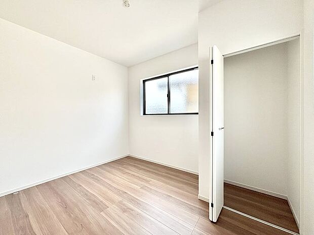 ◆2号棟◆~Bed Room~ 全居室には収納クローゼットを完備!普段使いのお洋服や小物はもちろん、季節物のお洋服などもしっかりと整理整頓おしまい頂けます。 居室空間を広く使用できますね。