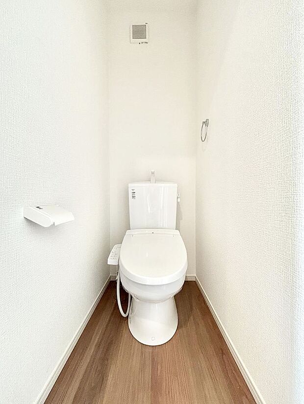 ◆2号棟◆~Toilet~ 清潔感のある水回り♪トイレはウォシュレット付きです◎トイレは毎日使わざるを得ないもの。いつも清潔を保ちたいですね。トイレが2ヶ所あるので朝の混雑時に便利です!