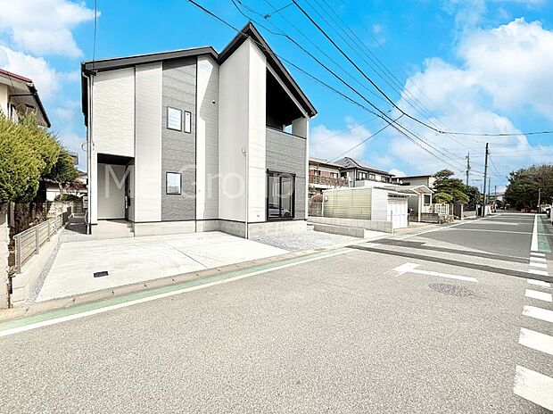 ~Exterior~ 前面道路:南西 5.9m 公道 前面道路は閑静な住宅地をはしる車通りの少ない道路。駐車の出し入れもらくらくです!ご不明点・現地見学のご希望は、お気軽にお問い合わせください!