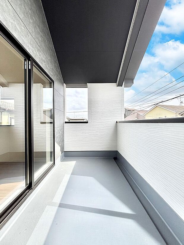 ◆2号棟◆~Balcony~ バルコニーは温かい陽がさしこみ、お布団や洗濯物を気持ちよく干すことができます。 使いやすく開放的なバルコニーです♪陽ざしがたっぷり降り注ぐ、バルコニー付き住まい。