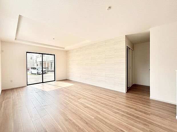 ◆2号棟◆~Living~ 家族の食事や団らんのほか、子どもを遊ばせたり、友人を招いたりするLDKは住まいの中心。長時間過ごす場所だから、その空間は住まい全体の居心地を左右します。