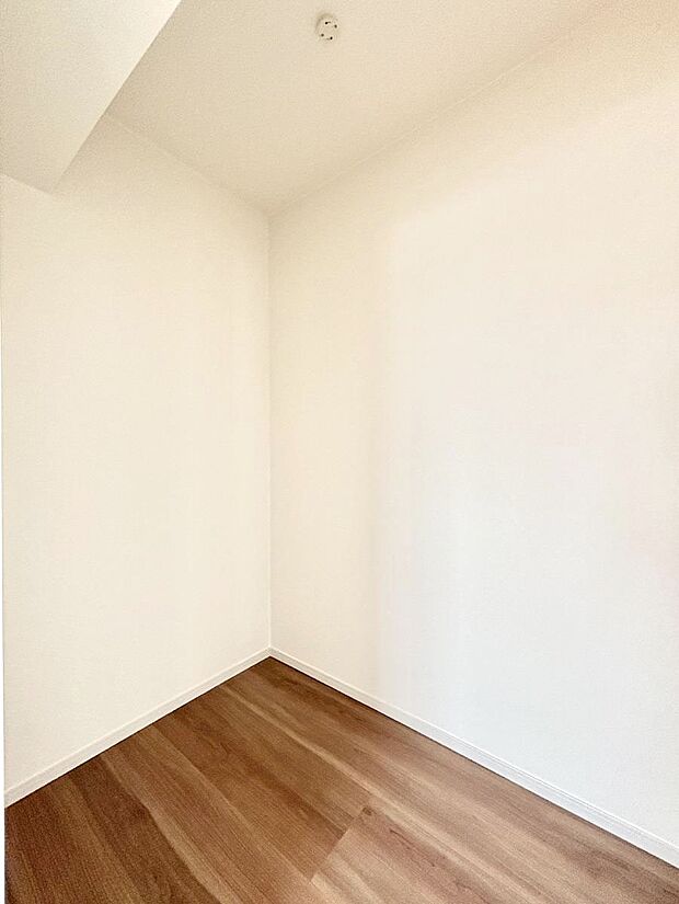 ◆2号棟◆~Walk-in Closet~ たくさんの洋服をかけてもシワになりにくいウォークインクローゼット。洋服以外にも、普段使わない家電やスーツケース、ストック品など何でも片付く嬉しい空間です。