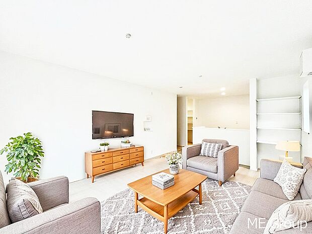 ～Living～　家族の会話や笑顔が行き交うリビングです。子供が走ってる姿を見ながら、大きなソファやダイニングテーブルでゆったり食事をしたりくつろぎたい♪そんな夢が叶えられる空間です！※家具はCGです