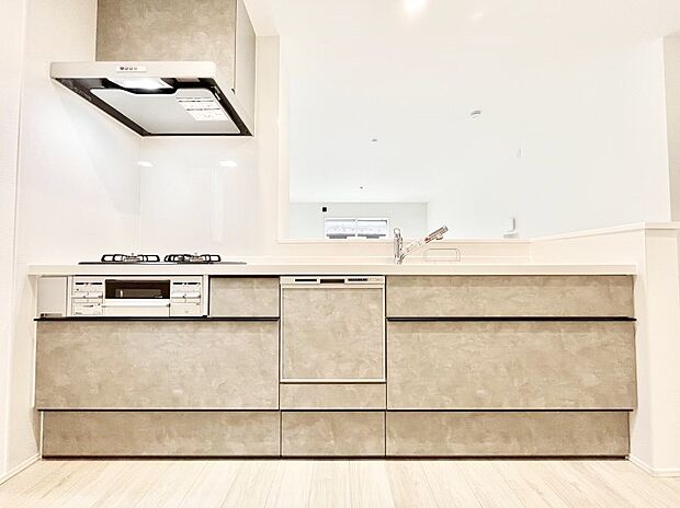 ～Kitchen～　会話が弾むリビング、料理が愉しくなるキッチン。家は、ただ生活する場ではなく、暮らしを愉しく、快適にする場所。笑顔の毎日、安らぎの日々のために、最新の設備・仕様を採用。