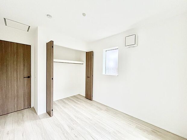 ~Bed Room~ 全居室には収納クローゼットを完備!普段使いのお洋服や小物はもちろん、季節物のお洋服などもしっかりと整理整頓おしまい頂けます。 居室空間を広く使用できますね。