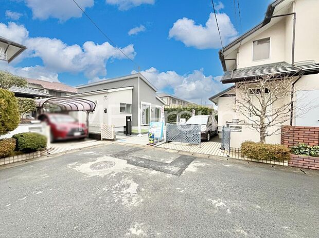 ~Exterior~ 前面道路:西6m公道 前面道路は閑静な住宅地をはしる車通りの少ない道路。駐車の出し入れもらくらくです!ご不明点・現地見学のご希望は、お気軽にお問い合わせください!