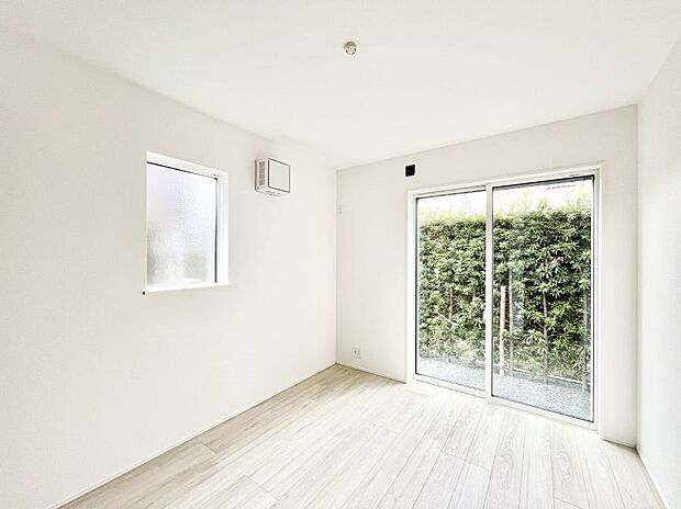 ~Bed Room~ 2面採光を確保した明るい室内は、風通しも良く、大変居心地の良い空間となっております。爽やかな風を感じて起きる朝は、快適生活の始まりに!日当たりや通風がとても良い住まい♪