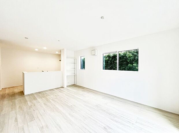 ~Living~ 豊かな陽光がこの場所を照らしだす。光溢れるこの空間はみんなの笑顔が集う場所、時を忘れ、つきることのないたわいもない会話を楽しむ時間、たくさんの思いが綴られる場所。