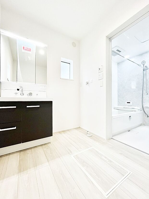 〜Dressing Room〜  清潔感溢れる色合いで統一されていると、スッキリと整った印象をうけます。  鏡の裏にはたっぷりと収納スペースを標準装備！  水廻りは、シンプルかつ機能性を重視して。