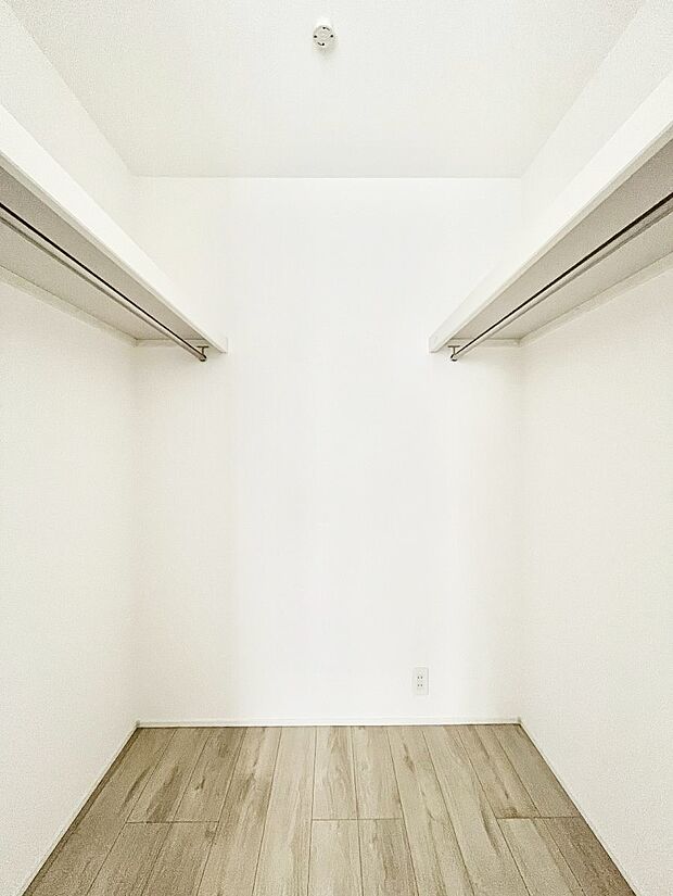 ~Walk-in Closet~ 必要なものやコーディネートを一覧して確認でき、身支度や準備が短時間で済むウォークインクローゼットを設置しました。家の中をすっきりとさせる便利な収納スペースです。