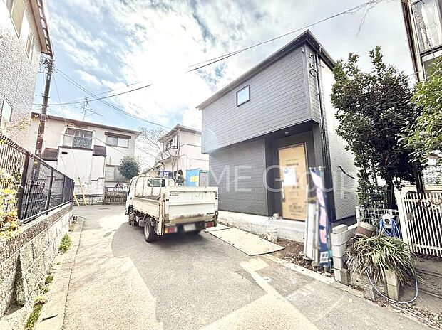 〜Exterior〜　前面道路は閑静な住宅地をはしる車通りの少ない道路。駐車の出し入れもらくらくです！ご不明点・現地見学のご希望は、お気軽にお問い合わせください！