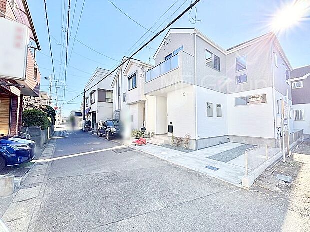 〜Exterior〜　前面道路は閑静な住宅地をはしる車通りの少ない道路。駐車の出し入れもらくらくです！ご不明点・現地見学のご希望は、お気軽にお問い合わせください！