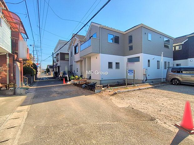 〜Exterior〜　前面道路は閑静な住宅地をはしる車通りの少ない道路。駐車の出し入れもらくらくです！ご不明点・現地見学のご希望は、お気軽にお問い合わせください！