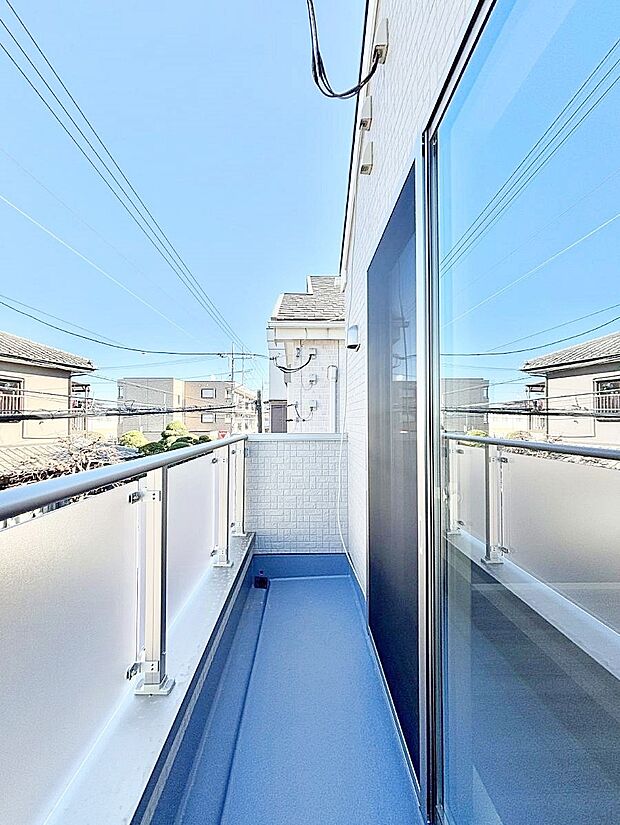 ◆1号棟◆〜Balcony〜  バルコニーは温かい陽がさしこみ、お布団や洗濯物を気持ちよく干すことができます。使いやすく開放的なバルコニーです♪陽ざしがたっぷり降り注ぐ、バルコニー付き住まい。  