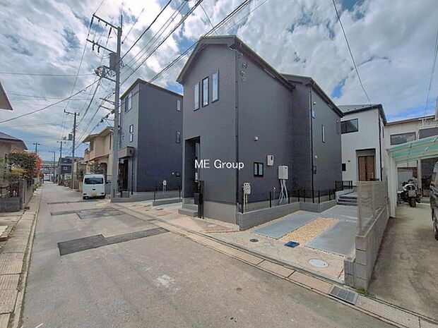 ~Exterior~ 前面道路:東 4m 公道 前面道路は閑静な住宅地をはしる車通りの少ない道路。駐車の出し入れもらくらくです!ご不明点・現地見学のご希望は、お気軽にお問い合わせください!